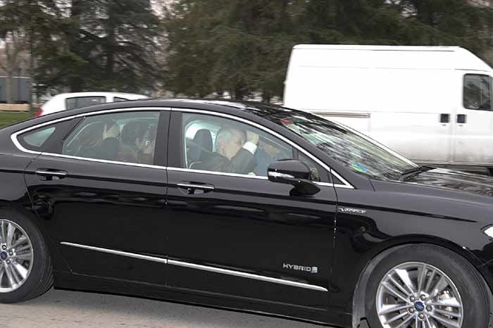 Su novia, Nuria, y su familia, devastados en el funeral de Fran Álvarez