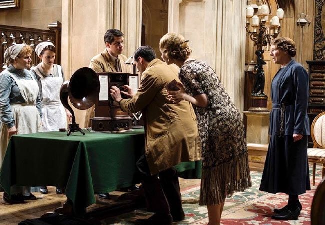 En la trama de la exitosa serie inglesa ‘Downton Abbey’ (cuya quinta temporada ha salido recientemente al mercado en DVD y Blu-Ray) la figura de los sirvientes y mayordomos tiene una especial relevancia.
