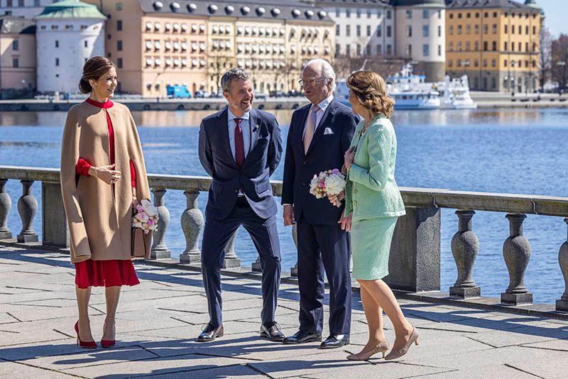 Mary de Dinamarca se despide de Suecia con el vestido de invitada rojo que tienen tres 'royals' nórdicas