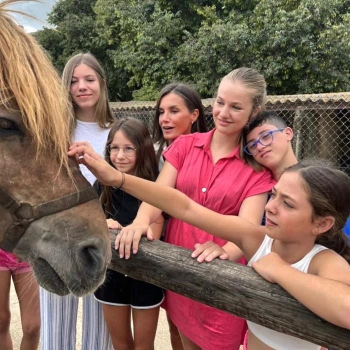 La princesa Leonor y la infanta Sofía visitan por sorpresa una granja escuela con la reina Letizia