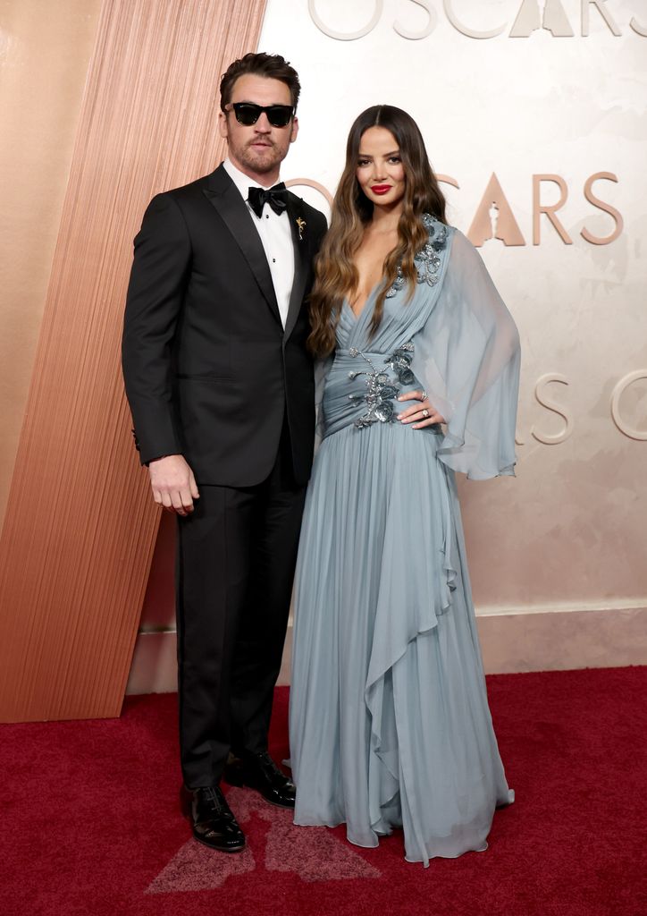 Miles Teller y Keleigh Sperry Teller en la 97a. edición de los Premios Oscar