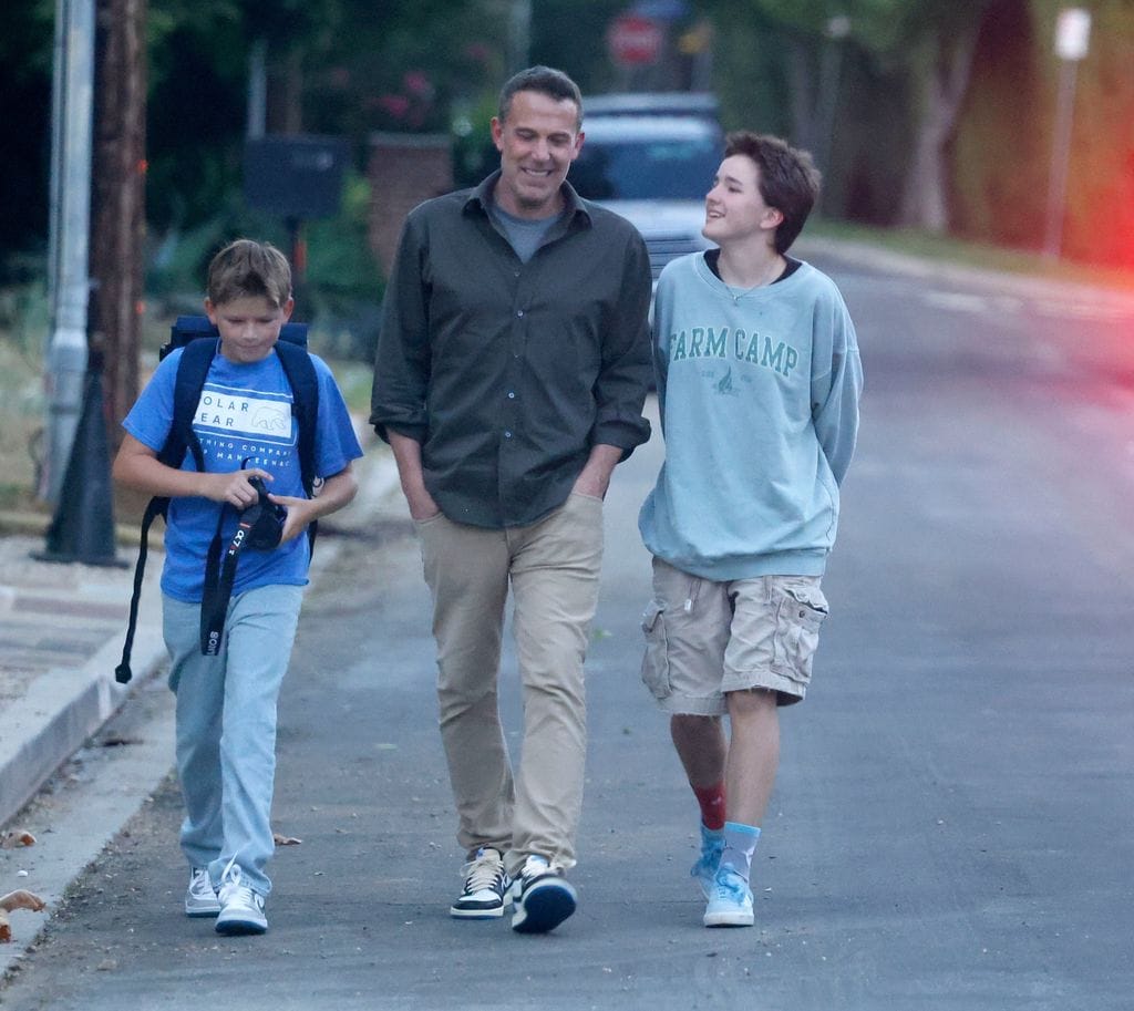 Ben Affleck con sus hijos Fin y Sam en Brentwood, California, agosto 2024