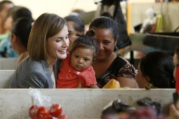 Durante su recorrido por un mercado y la Casa de las Mujeres, la Reina cogió en brazos a algunos bebés que la miraban atentos quizá pensando ¿quién es esta señora tan cariñosa?
