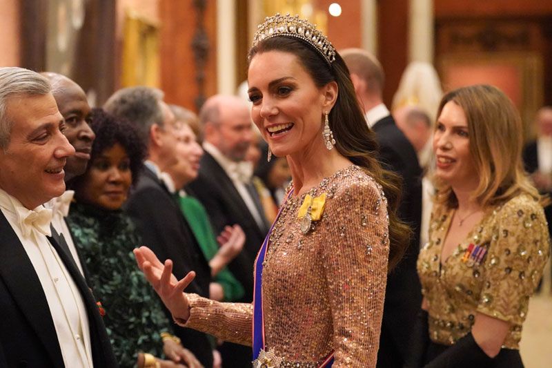 La princesa de Gales deslumbra con un vestido de lentejuelas rosa y joyas de la reina Isabel II