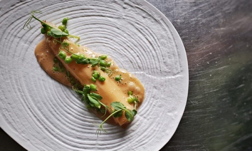 Espárrago blanco con veloute de gamba roja y guisante lágrima, restaurante Tula, Jávea