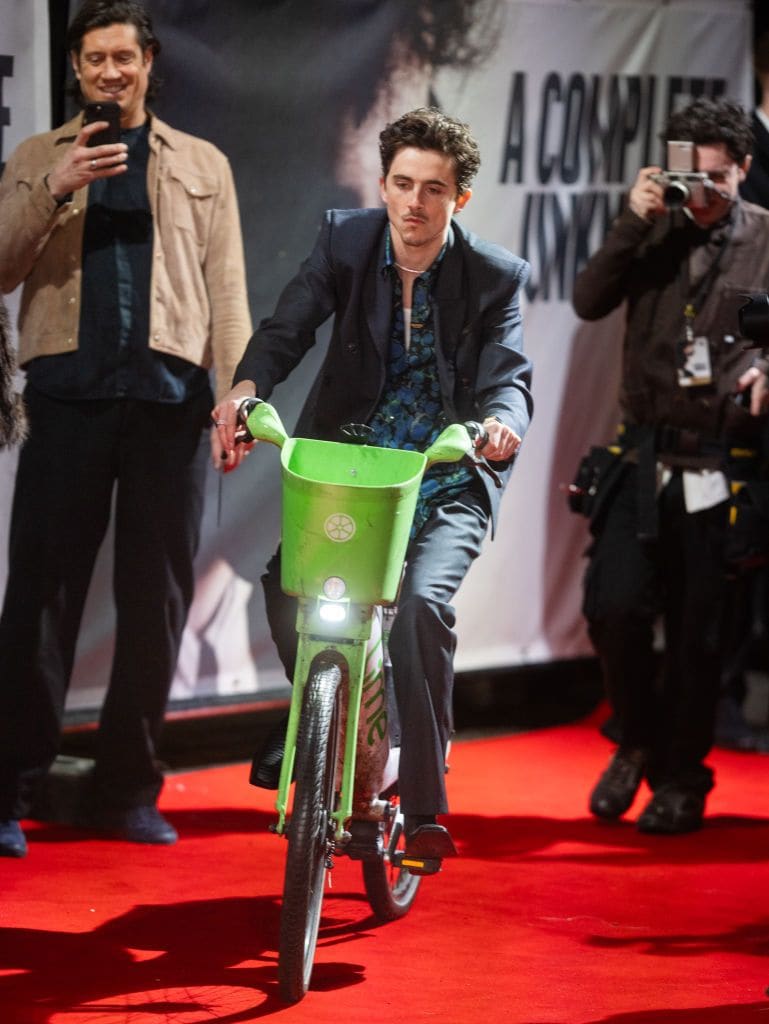 Chalamet llega a la premier en una "lime bike"