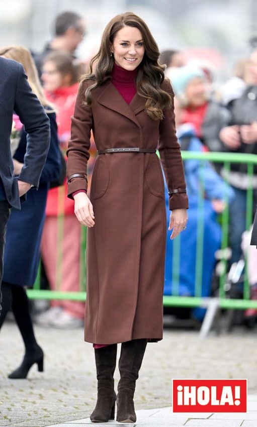 Kate Middleton abrigo marrón cinturón Cornwall