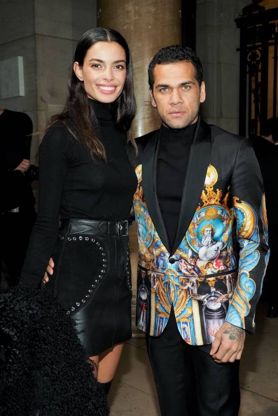 Joana Sanz y Dani Alves posando