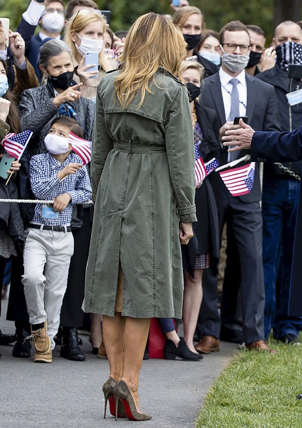 Melania Trump con gabardina verde