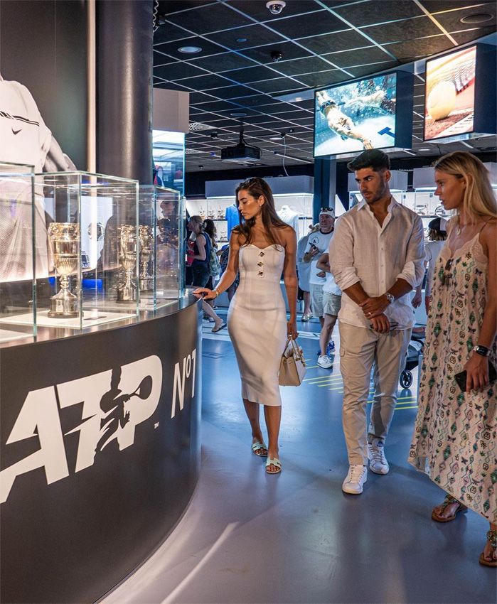 Marcos Asensio y Sandra Garal con la hermana de Rafa Nadal, Maribel