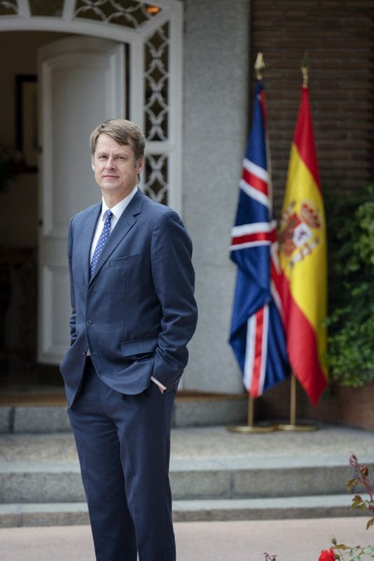 Entrevista con Hugh Elliott, embajador del Reino Unido en España, sobre la coronación de Carlos III