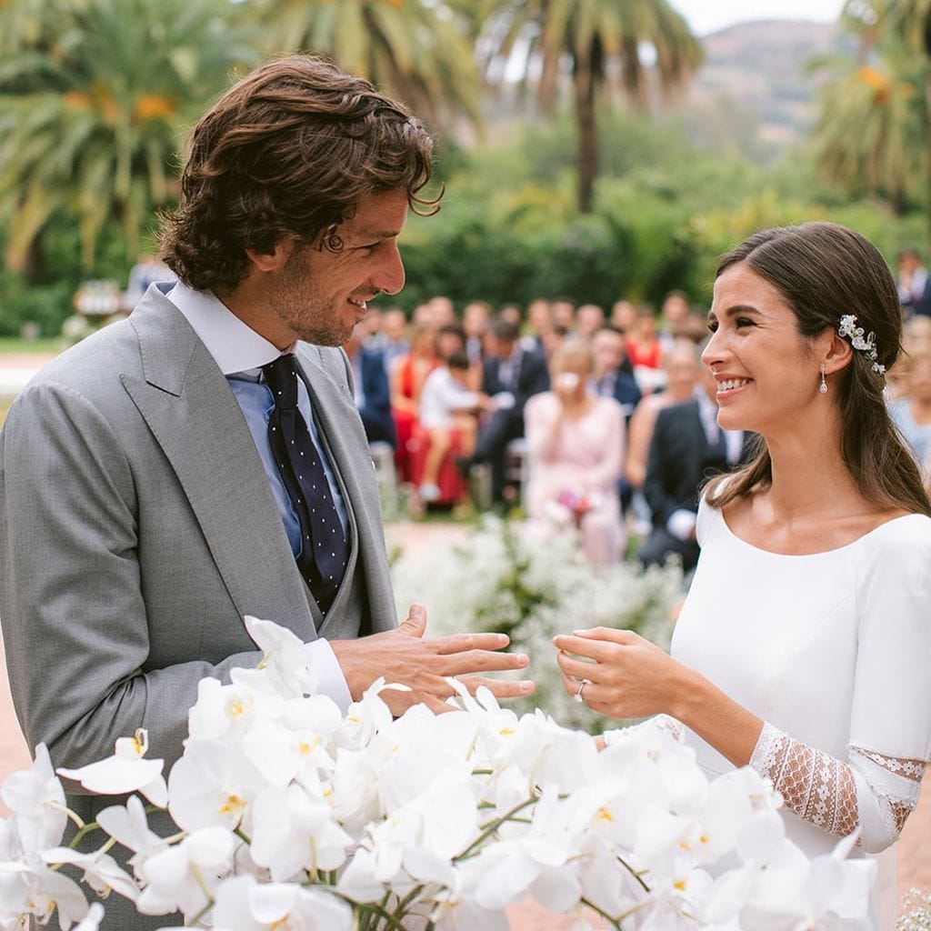 Plano medio de Feliciano López y Sandra Gago mirándose sonrientes en su boda