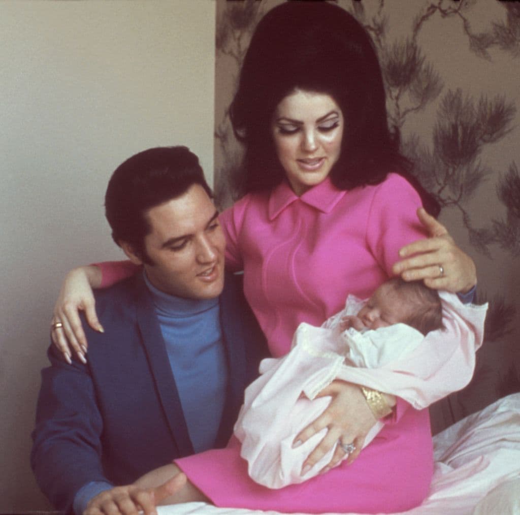 Priscilla y Elvis Presley con su bebé