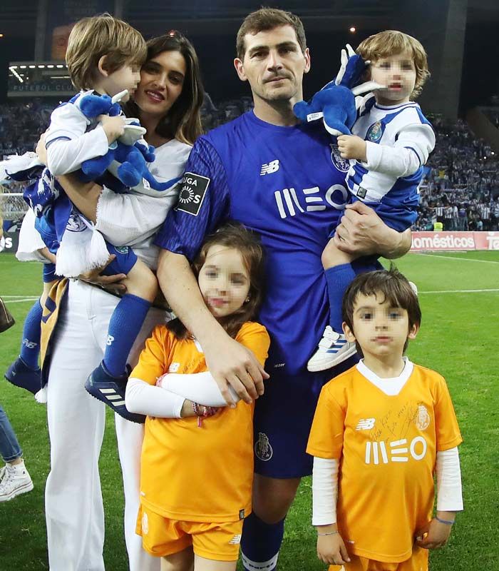 Iker Casillas celebrando la victoria de su club con su mujer e hijos