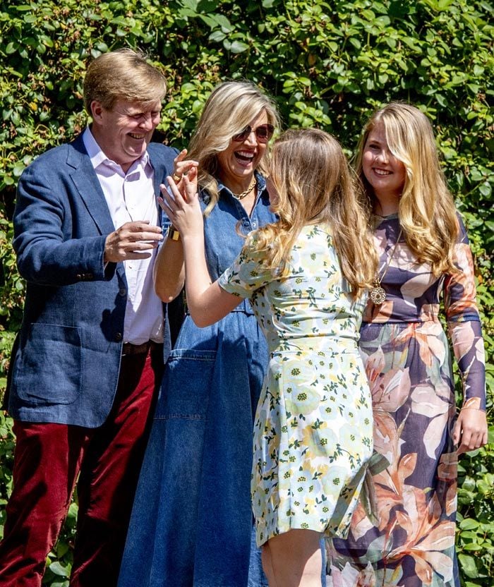 Máxima y Guillermo de Holanda con sus hijas