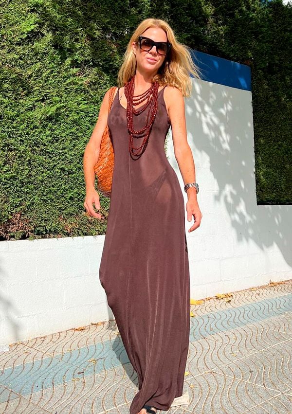 Amelia Bono con vestido marrón de Massimo Dutti y bikini de leopardo