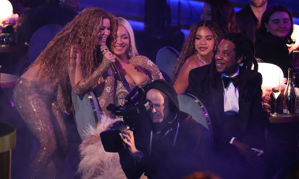 Shakira con Beyoncé durante su número musical en los GRAMMYS