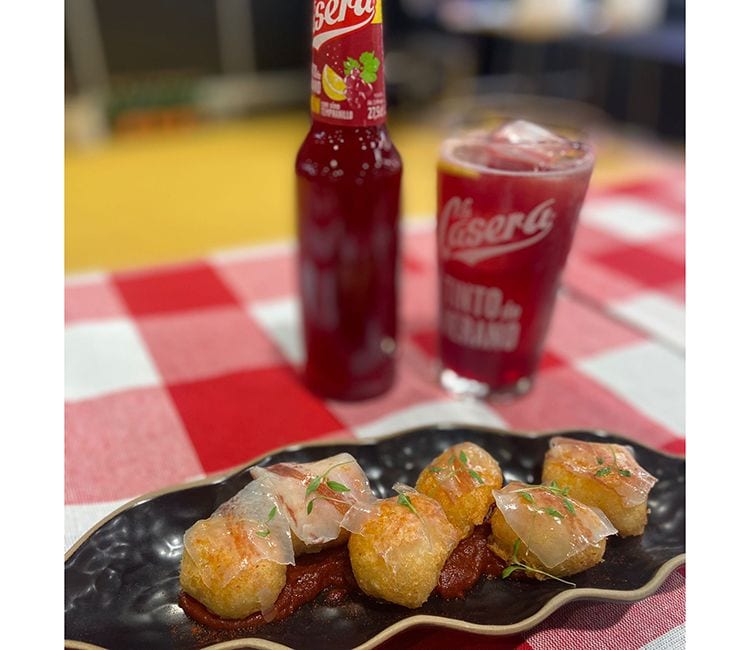 Patatas bravas de Vuelve Carolina con tinto de verano