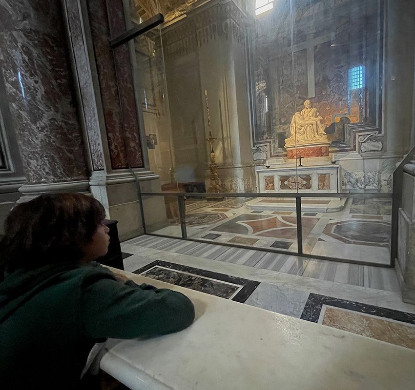 13en la imagen  nico rodriguez  solano romay analizando la piedad de miguel angel en la basilica de san pedro ciudad del vaticano foto alicia romay