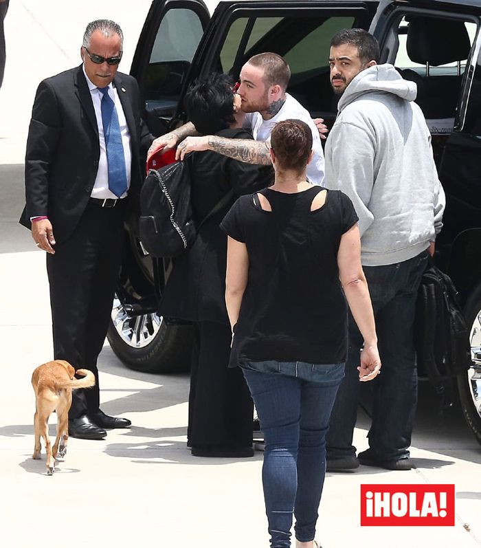 Junto a la cantante también viajaba su madre Joan Grande, que al igual que su hija vestía de riguroso negro