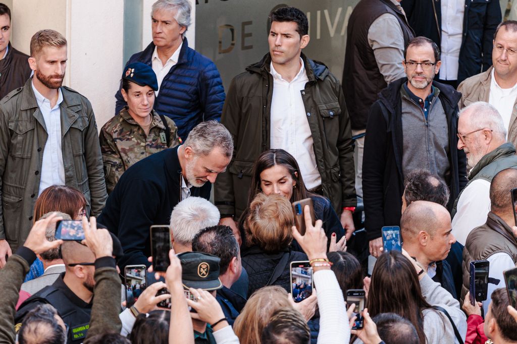 Los reyes Felipe y Letizia durante la visita a la localidad de Chiva el 19 de noviembre de 2024