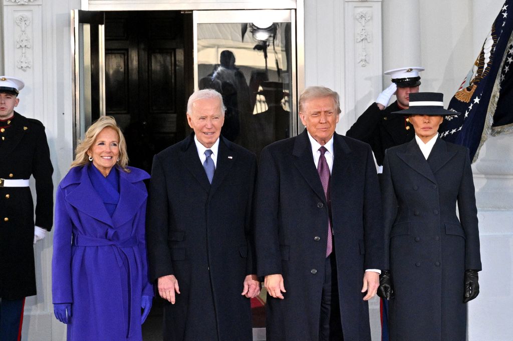 El presidente Joe Biden y la primera dama Jill Biden posan junto al presidente electo Donald Trump y Melania Trump.