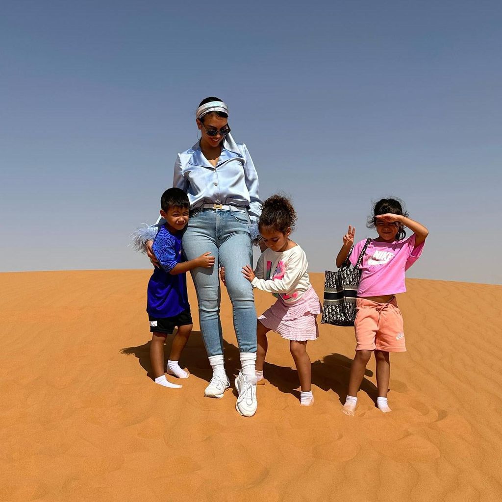 georgina rodr guez y su tropa en el desierto