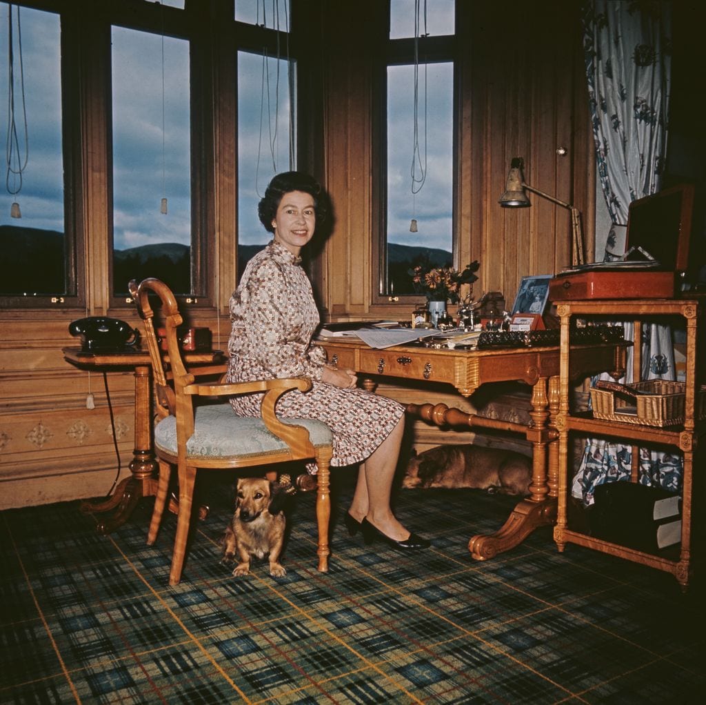 Isabel II en su despacho de Balmoral enmoquetado con cuadros escoceses 