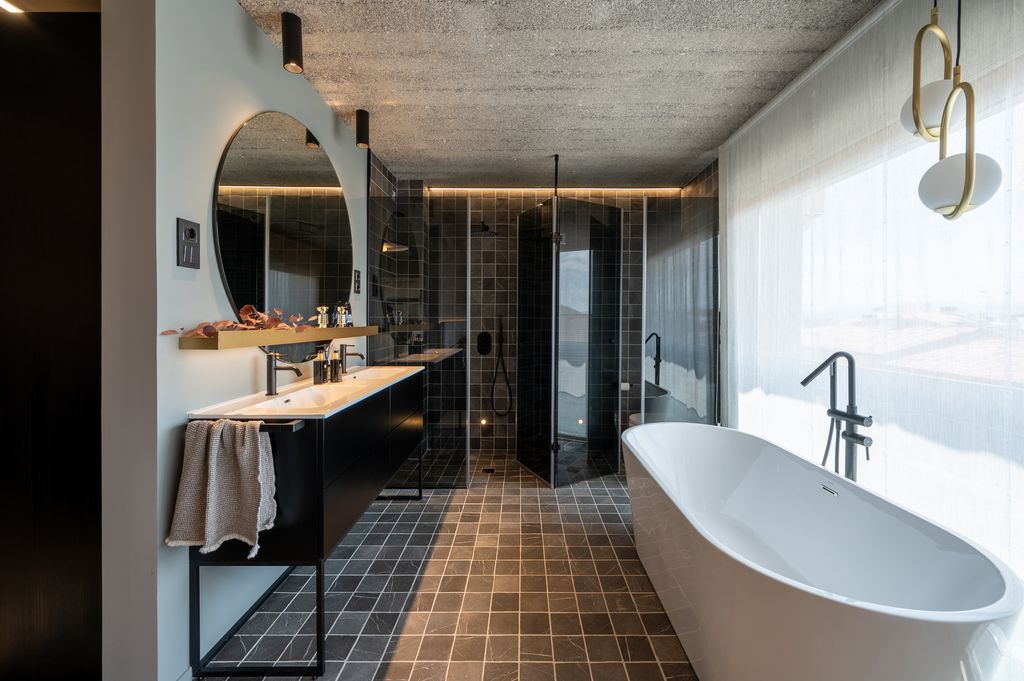Baño completo con lavabo doble, bañera exenta y cabinas para ducha e inodoro