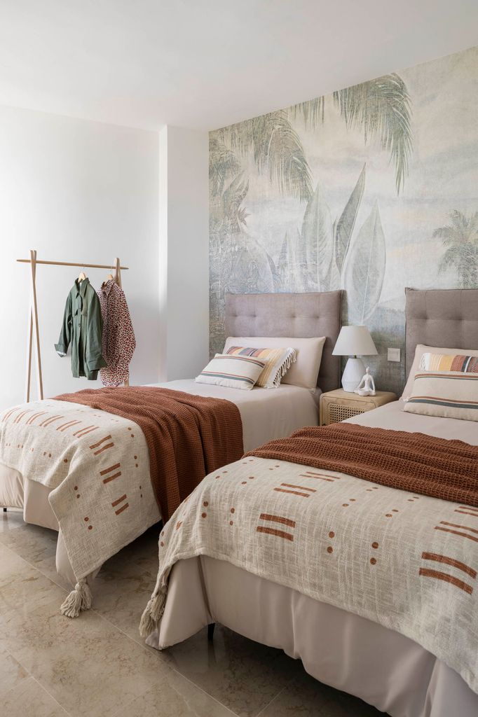 Dormitorio con ropa de cama blanca y terracota