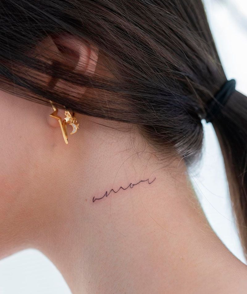 Tatuaje de palabra en el cuello