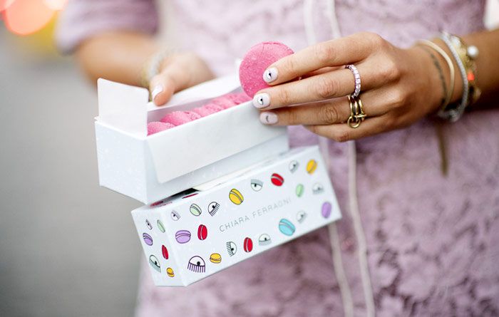 En el diseño de la cajita que contiene los macarons destaca el icónico ‘guiño de ojos’ de Ferragni (su particular ‘marca de la casa’, omnipresente en sus colecciones de ropa, accesorios, etc).
