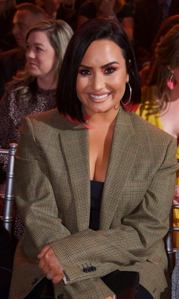 Demi Lovato con oversized blazer estampado a cuadros Príncipe de Gales