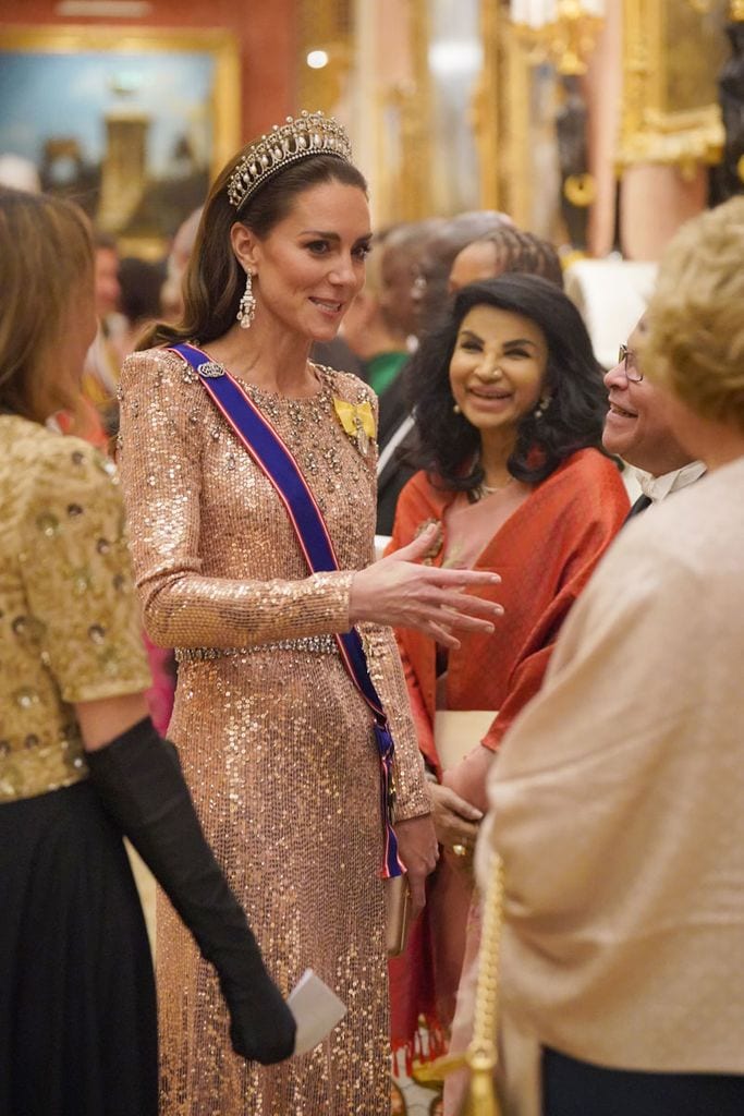 La princesa de Gales deslumbra con un vestido de lentejuelas rosa y joyas de la reina Isabel II