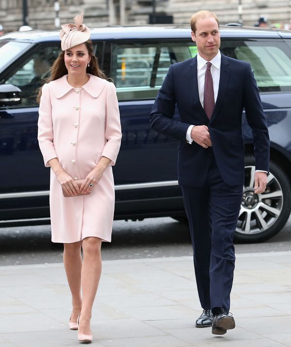 La duquesa ha vestido para la ocasión un abrigo de color rosa pastel con elegante botonadura de perlas blancas de Alexander McQueen, que combinó con un favorecedor tocado
