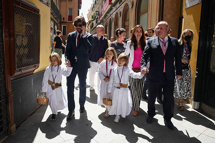 Rosauro Varo con sus tres hijos en la Semana Santa en Sevilla