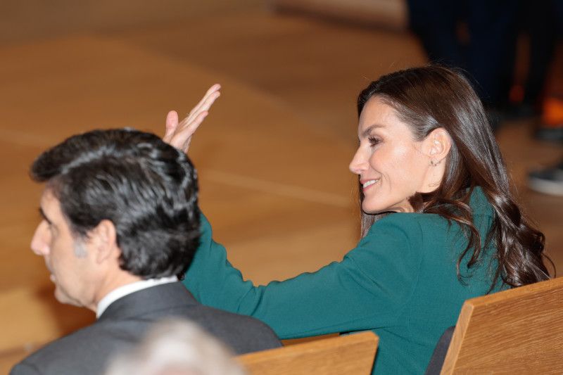 Doña Letizia saludando