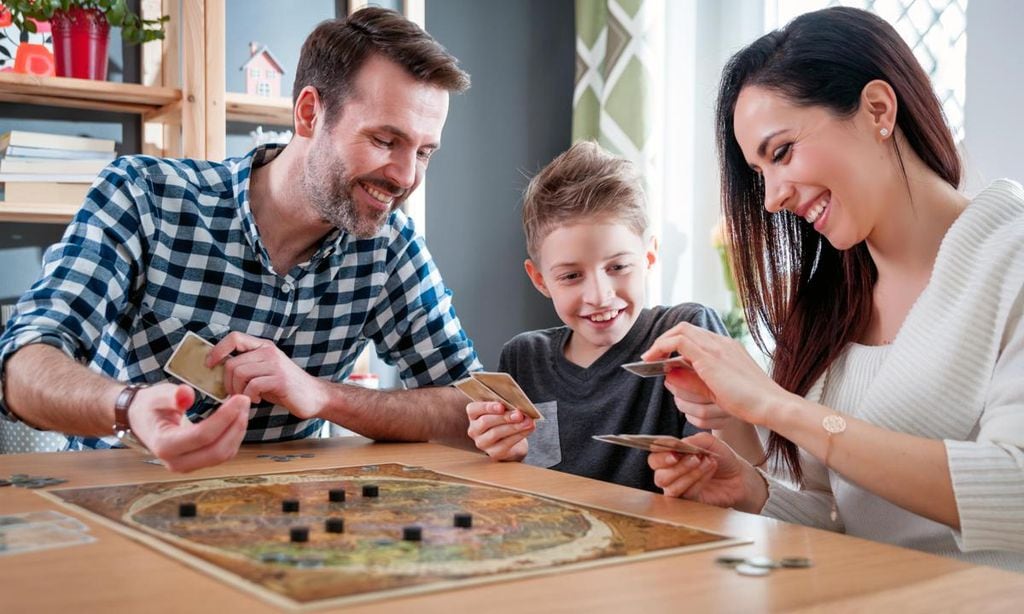 familia jugando a juego de mesa