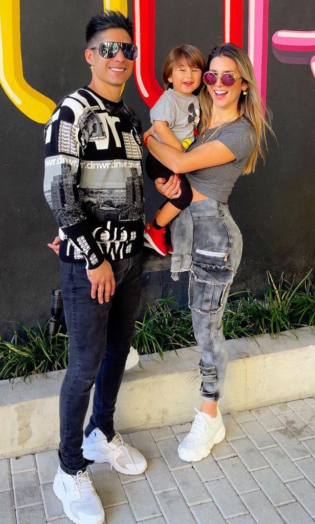 Chyno Miranda, su esposa y su hijo