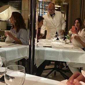 Imagen de Lourdes Montes y Fran Rivera cenando