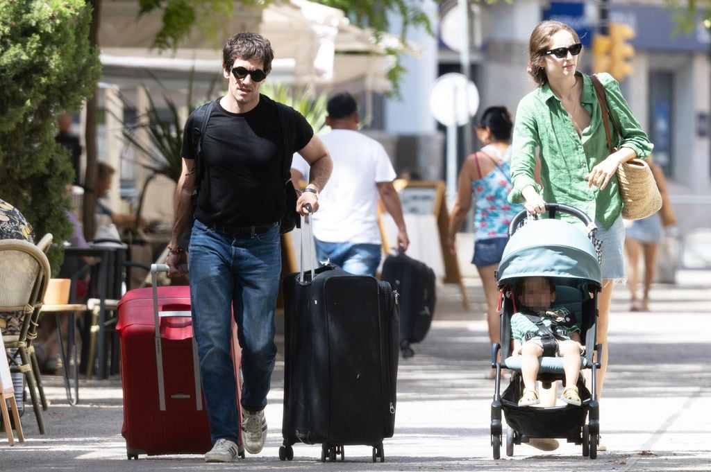 Quim Gutiérrez y Paula Willems dan un paseo por las calles de Ibiza junto a su hijo a 15 de Julio de 2023 en Madrid 