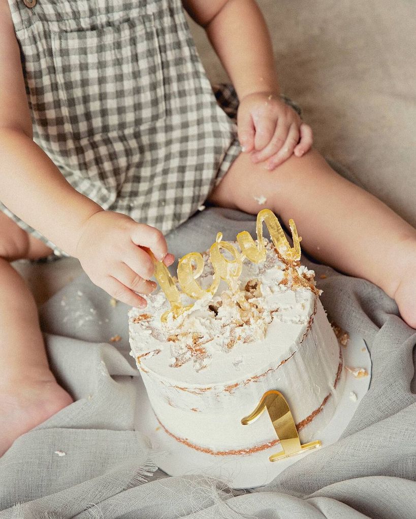 Los orgullosos papás felicitaron a su bebé en su primer cumpleaños