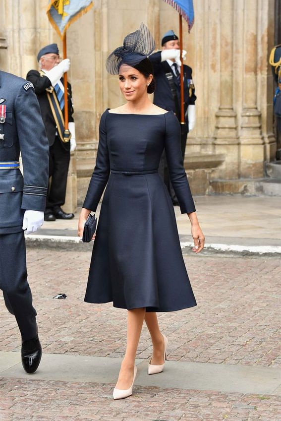 La reina Letizia estrena el vestido malagueño 'París' en el Teatro Real