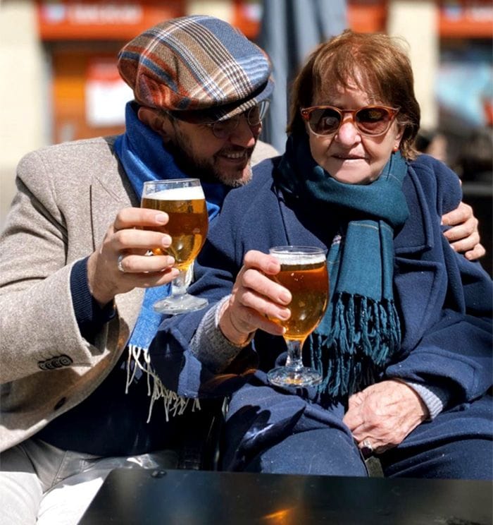 Máximo Huerta y su madre se toman una caña