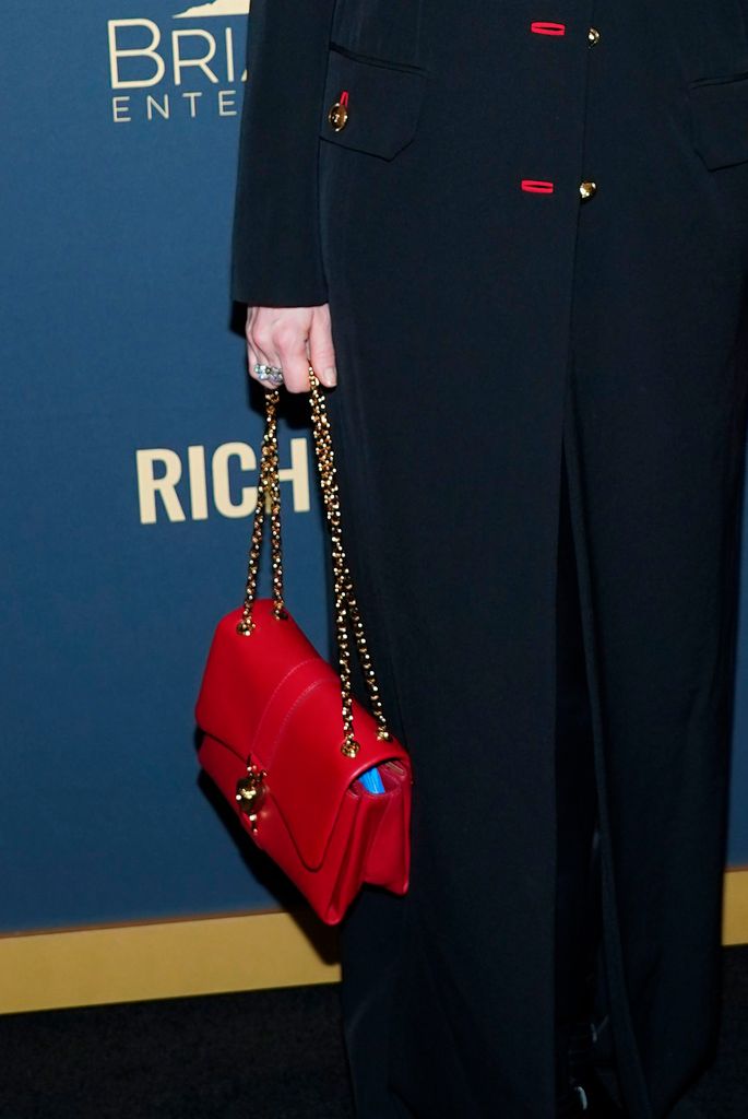 bolso rojo anne hathaway