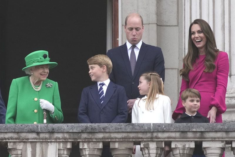 Isabel II con su nieto, Guillermo de Inglaterra y la familia de este