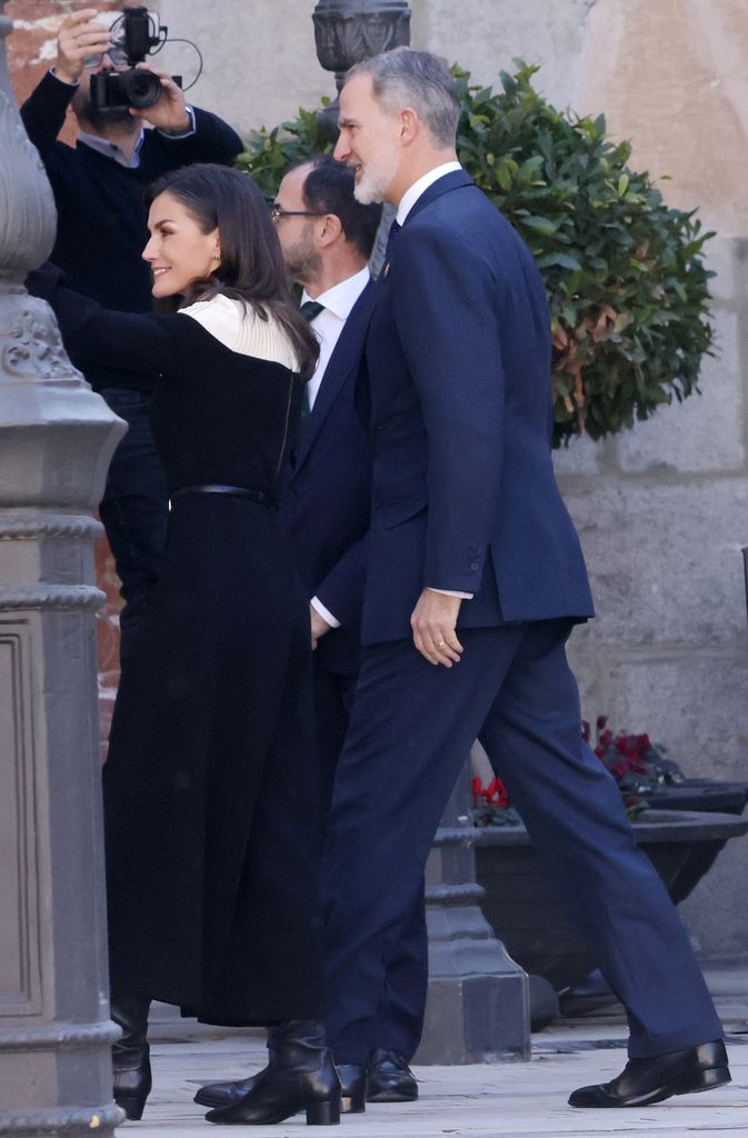  La reina Letizia recicla su mono bicolor de Teresa Helbig