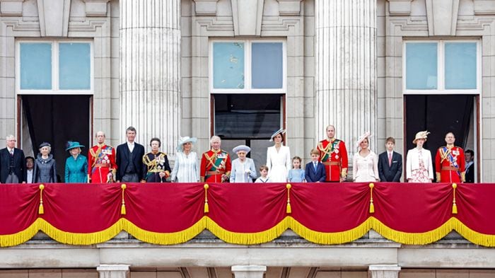 Isabel II marca la diferencia entre los que están en el balcón y los que no