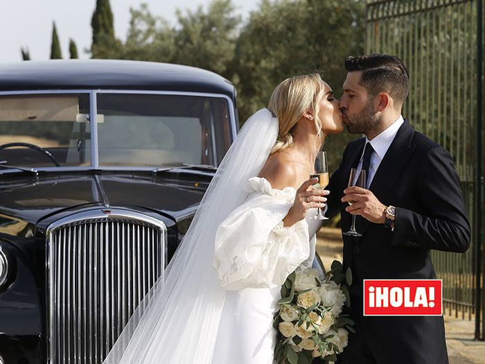 Imagen de Jordi Alba y Romarey Ventura a la salida de su boda