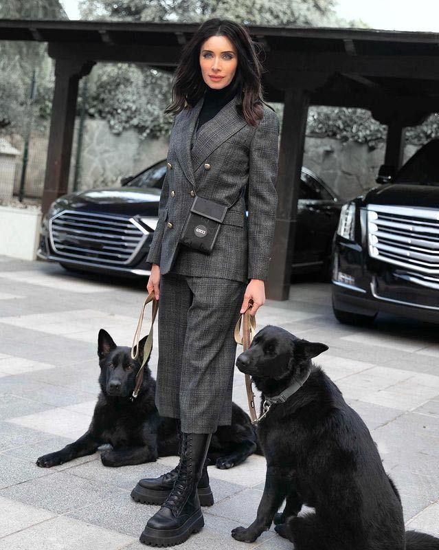 Pilar Rubio con botas de Zara